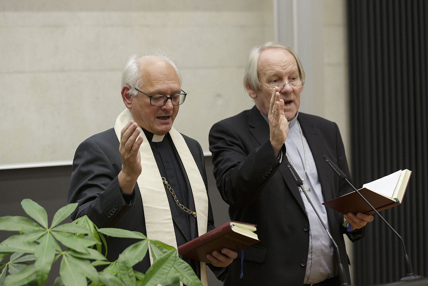 Gottes Segen erhielt das neue Gebäude für die Fakultät Informatik und Mathematik