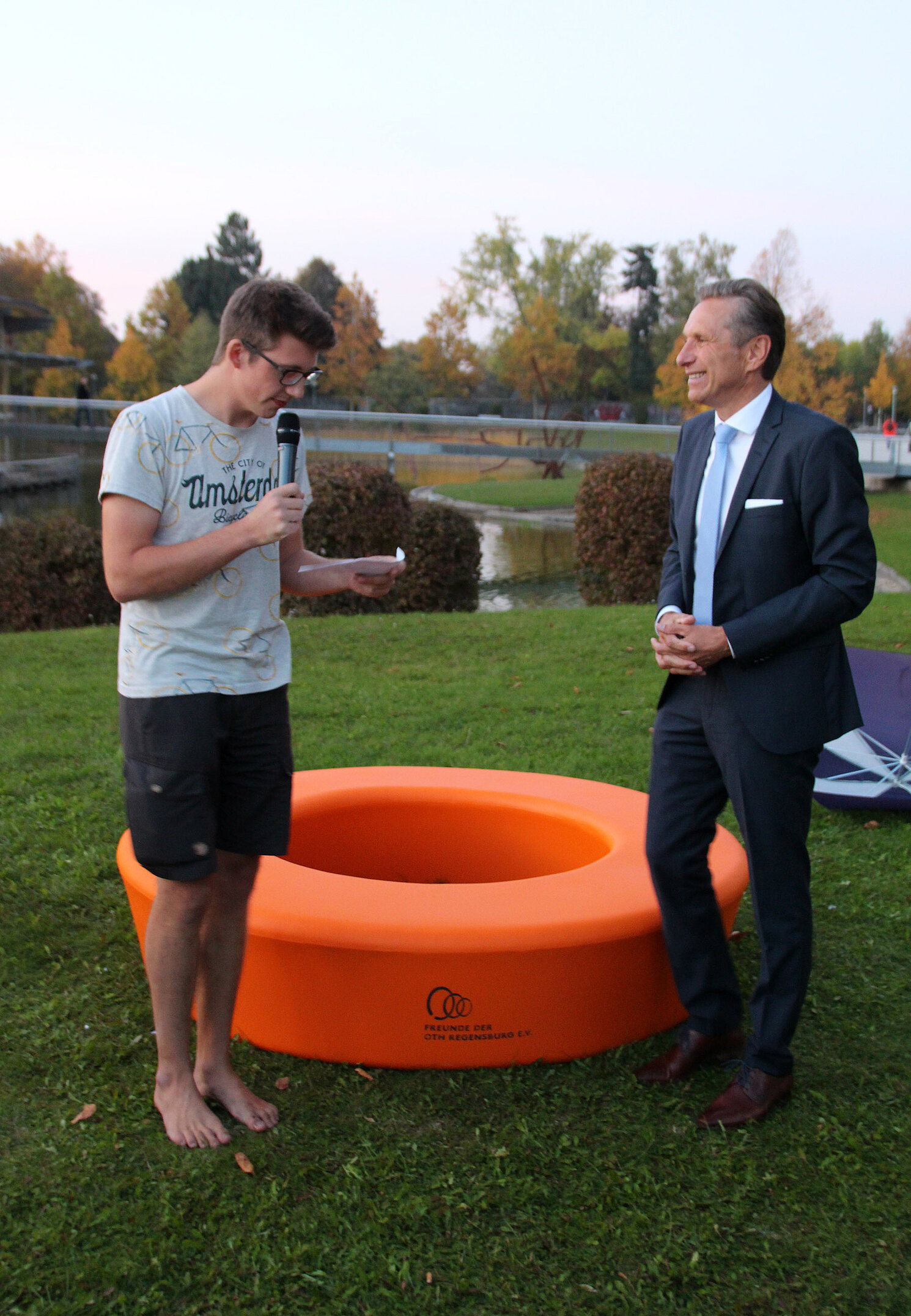 Sechs neue Sitzkreise für die Campuswiese der OTH Regensburg: Symbolisch hat Eduard B. Wagner, Vorstandsvorsitzender des Vereins der Freunde der OTH Regensburg e.V., das Geschenk an den Studierendenvertreter Simon Schwarzmann übergeben. 