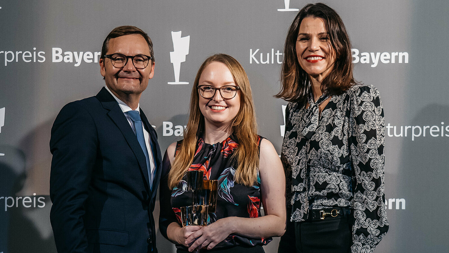 Die Preisträgerin der OTH Regensburg, Barbora Blahníková (mitte), mit dem Bayernwerk-Vorstandsvorsitzenden Reimund Gotzel (links) und der Bayerischen Staatsministerin für Wissenschaft und Kunst, Prof. Dr. med. Marion Kiechle. Foto: Bayernwerk AG