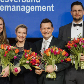 Die vier Preisträgerinnen und Preisträger des Pflegemanagement-Award 2026
