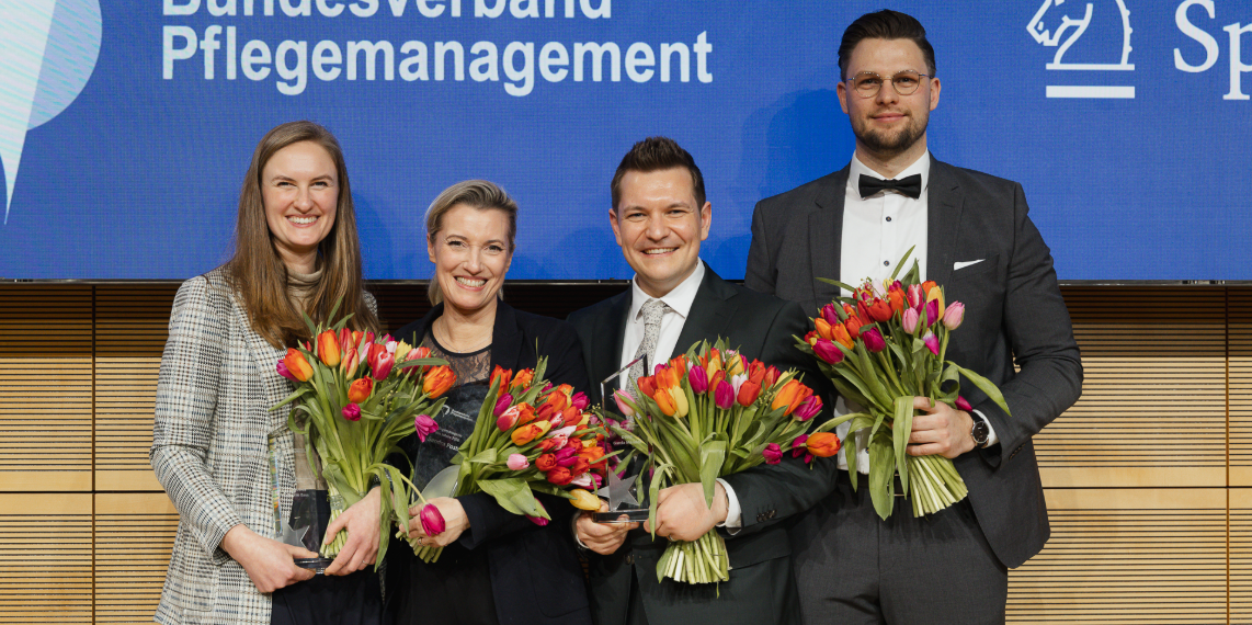 Die Preisträgerinnen und Preisträger des Pflegemanagement-Award 2026: v.l. Dorothea Sophie Baus, Sandra Postel, David García Méndez, Borislav Bacic Foto: Marten Ronneburg/Springer Medizin Verlag GmbH Die vier Preisträgerinnen und Preisträger des Pflegemanagement-Award 2026