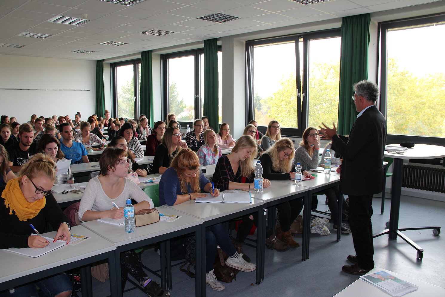 Mehr Lehrbeauftragte für deutlich mehr StudierendeHier ein Bild von der Einführungsveranstaltung der Erstsemester am 2. Oktober 2017