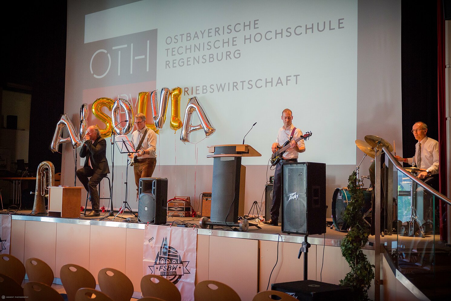 Für Stimmung sorgte auch die Professorenband. Von links: Prof. Dr. Edgar Feichtner, Prof. Dr. Werner Bick, Prof. Dr. Jürgen Schöntag und Prof. Dr. Michael Höschl.