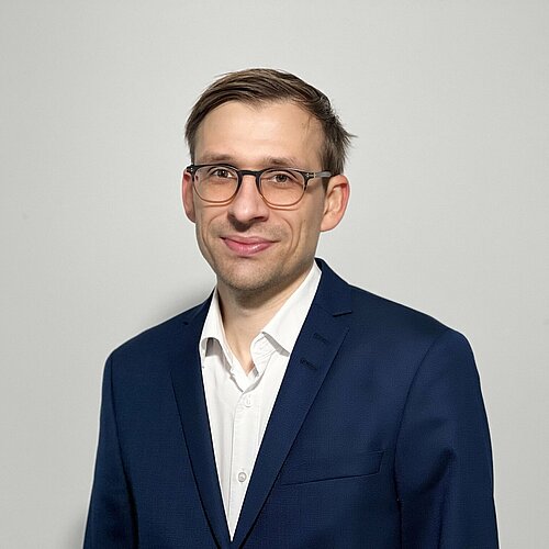 Ein Professor der Fakultät Maschinenbau vor weißem Hintergrund