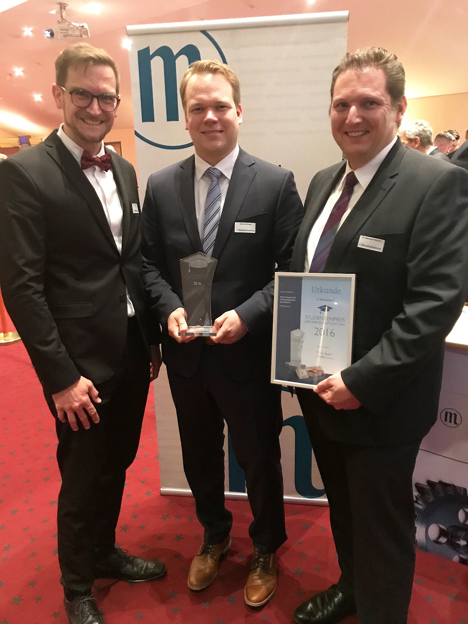 Freude über den Studentenpreis: (von links) Prof. Dr. Oliver Steffens, Dekan der Fakultät Allgemeinwissenschaften und Mikrosystemtechnik der OTH Regensburg, Oliver Eichinger, Dr. Alexander Heinrich, Infineon Technologies. Foto: OTH Regensburg