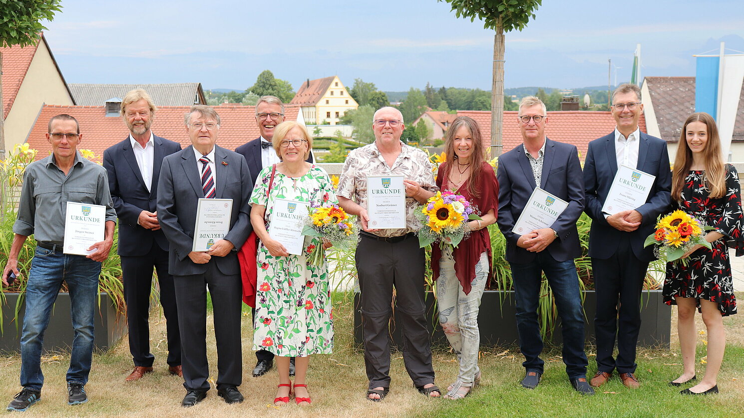 Tirschenreuths Bürgermeister Franz Stahl (4.v.li) zeichnete u.a. Prof. Dr. Wolfgang Baier (2.v.li.), Präsident a.D. der OTH Regensburg, mit der Verdienstmedaille der Stadt Tirschenreuth aus. Foto: Stadt Tirschenreuth