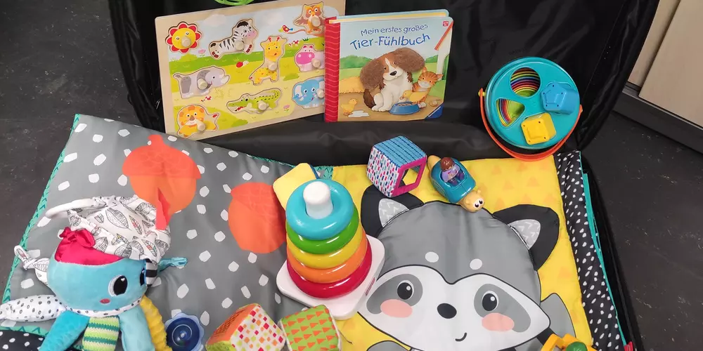 Koffer mit Spielsachen für Kinder im Alter von 0-3 Jahren