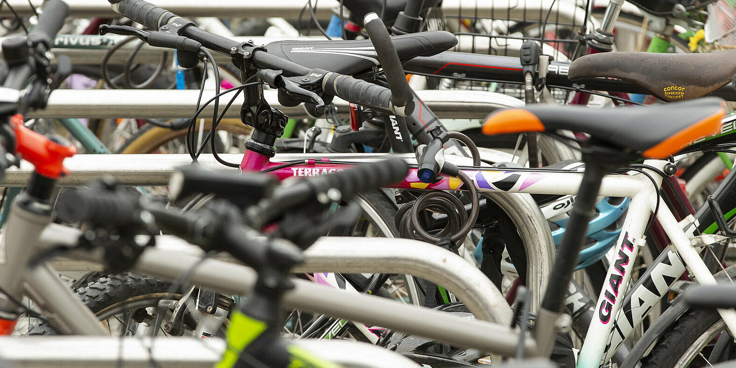 Fahrradparkplatz vor der Fakultät S: OTH-intern haben hier die Radlerinnen und Radler die meisten Kilometer gemacht. Foto: Florian Hammerich/OTH Regensburg