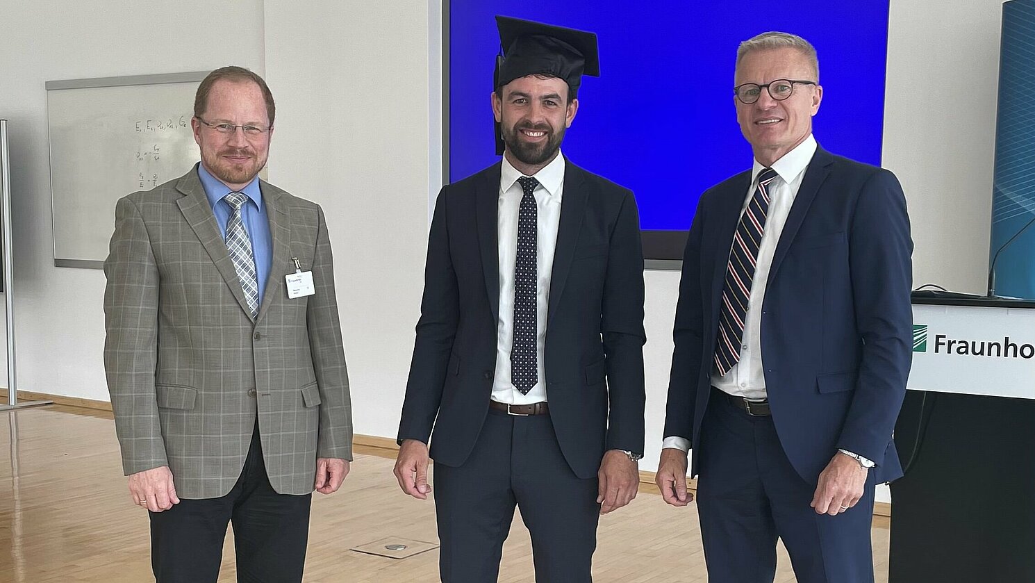 Prof. Dr. Ingo Ehrlich, Matthias Schlamp und Prof. Dr. habil. Stefan Hiermaier freuen sich über die erfolgreiche Promotion