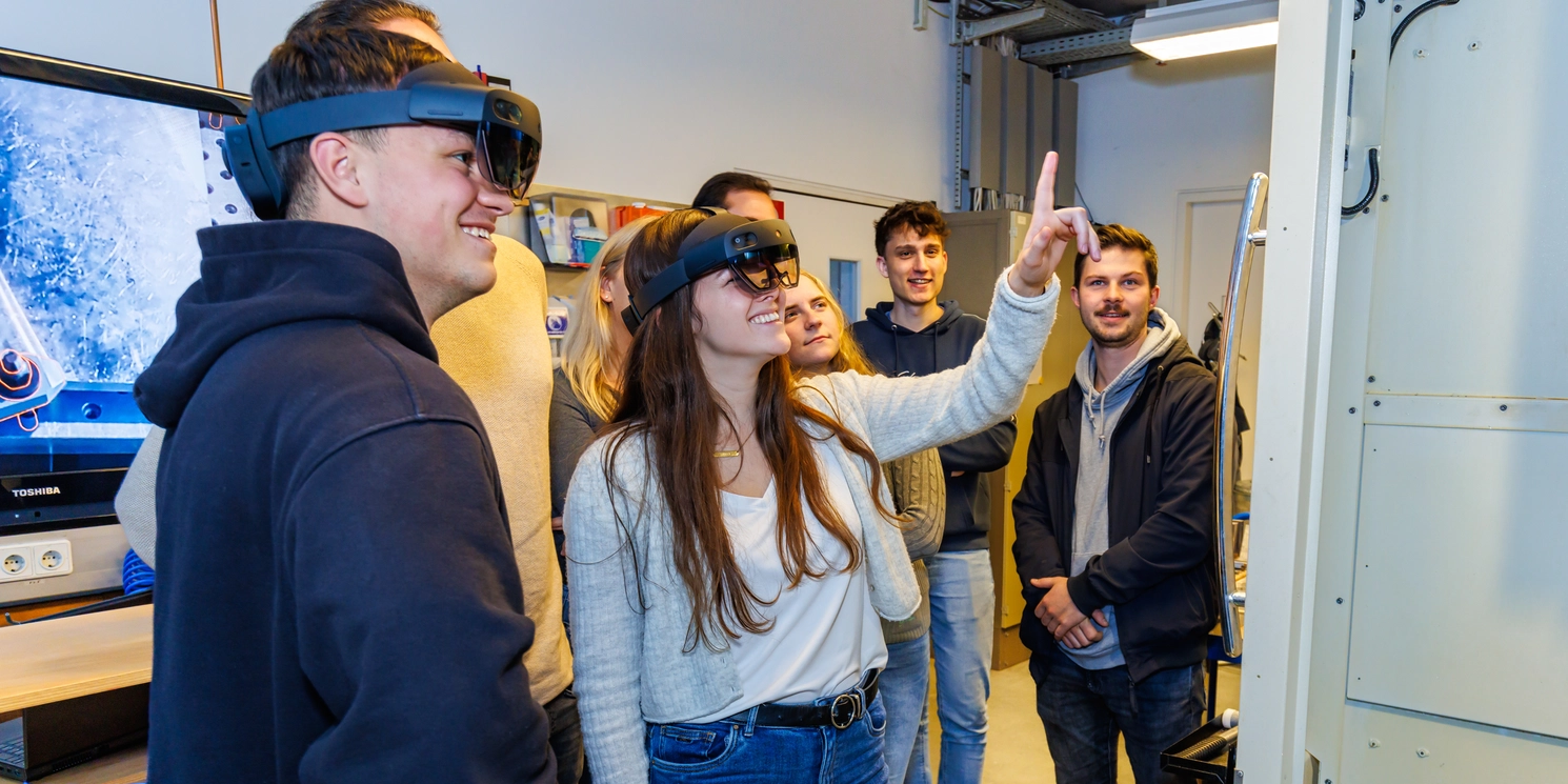 Gruppe Studierender, zwei Studierende tragen eine AR-Brille