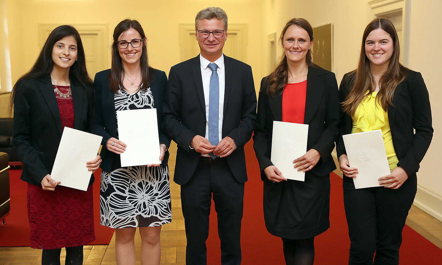 Gruppenfoto mit den anwesenden Preisträgerinnen (von links): Emna Ben Yacoub, Carolin Dietl, Wissenschaftsminister Bernd Sibler, Sophia Hefenbrock und Nina Häring.