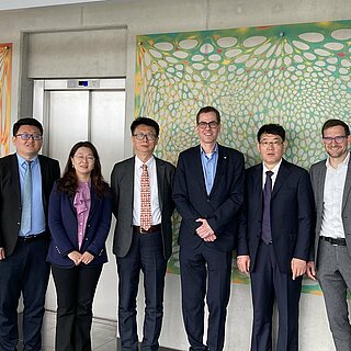 Die Delegation aus Shenzhen wurde von OTH-Vertretern begrüßt, allen voran Präsident Prof. Dr. Ralph Schneider (4.v.r) und Vizepräsident Prof. Dr. Oliver Steffens (2.v.r.). Foto: OTH Regensburg