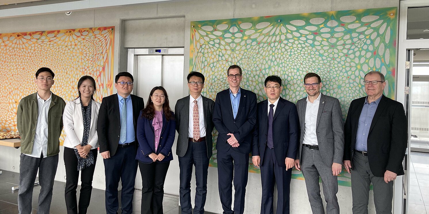 Die Delegation aus Shenzhen wurde von OTH-Vertretern begrüßt, allen voran Präsident Prof. Dr. Ralph Schneider (4.v.r) und Vizepräsident Prof. Dr. Oliver Steffens (2.v.r.). Foto: OTH Regensburg