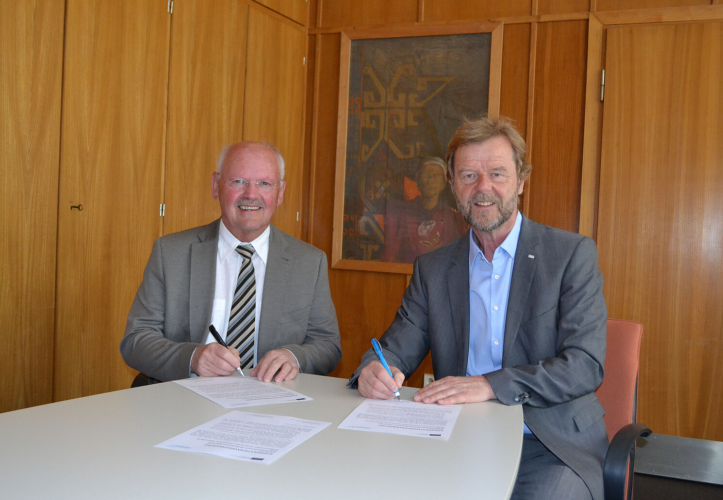 Bei der Unterzeichnung des Kooperationsvertrags: (von links) Vorsitzender des Schullandheimwerks Niederbayern-Oberpfalz e.V. Dr. Rudolf Schwetlik und Präsident der OTH Regensburg Prof. Dr. Wolfgang Baier. Fotos: OTH Regensburg