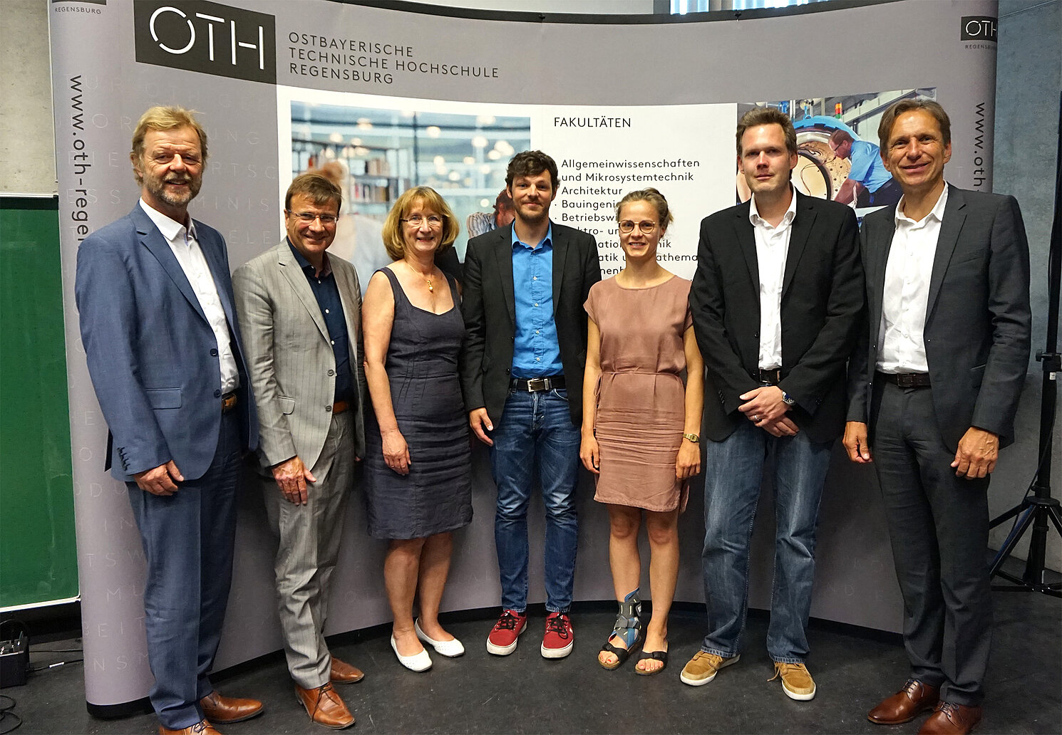 Die Diversity-Preisträger und -trägerinnen Nando Petri (mitte), Sophie Bracks (3. von rechts) und Wolfgang Rath (2. von rechts) mit (von links).