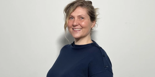 Eine Mitarbeiterin der Fakultät Maschinenbau vor weißem Hintergrund