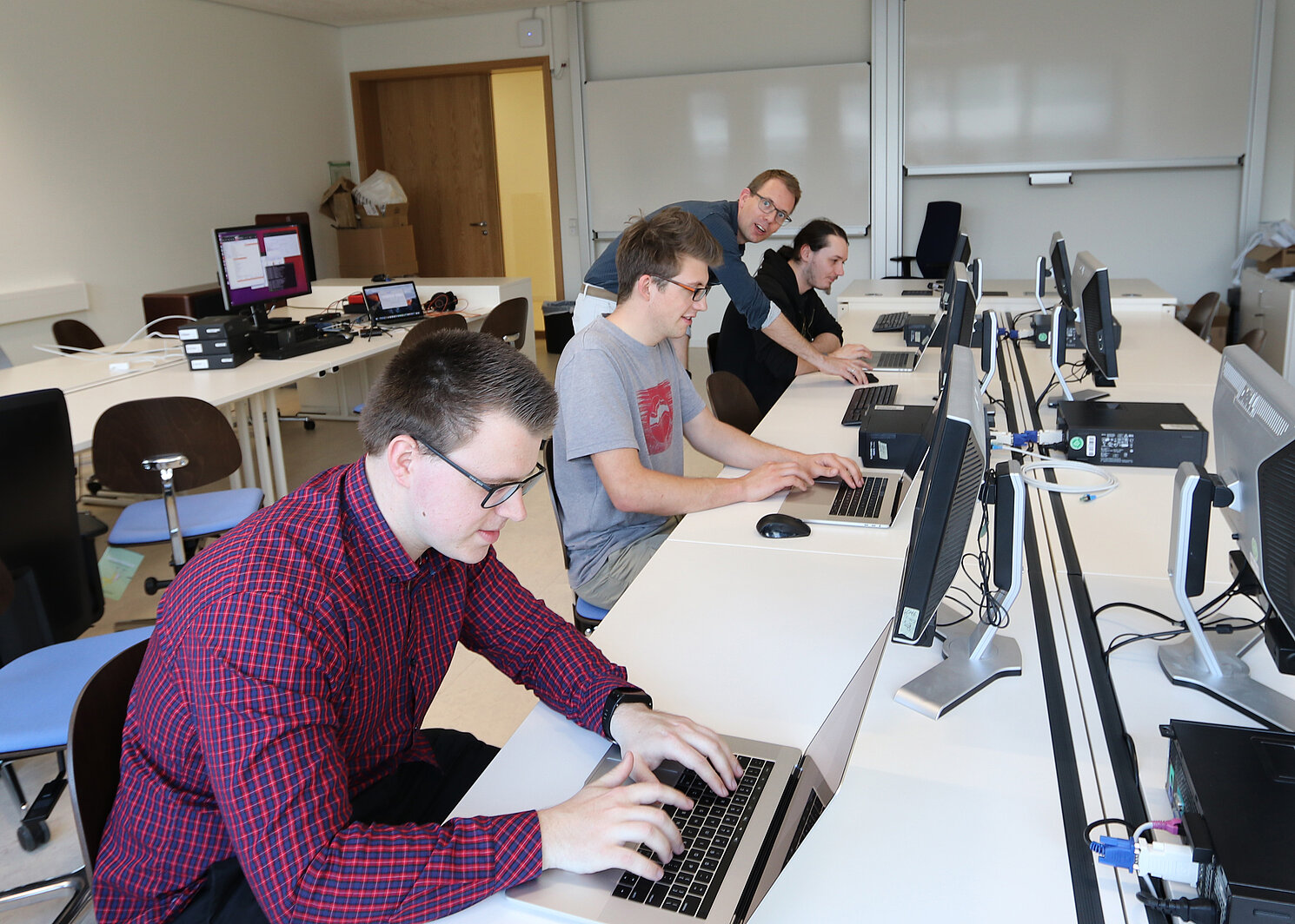 Prof. Dr. Daniel Jobst (3. von links) mit Studierenden im neuen Labor. Foto: OTH Regensburg