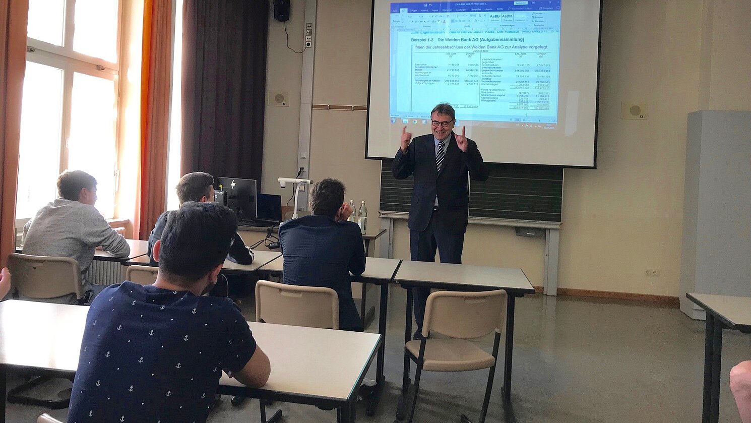 Prof. Dr. Claus Koss von der Fakultät Betriebswirtschaft bei seinem Vortrag am Kooperationstag in Straubing. 