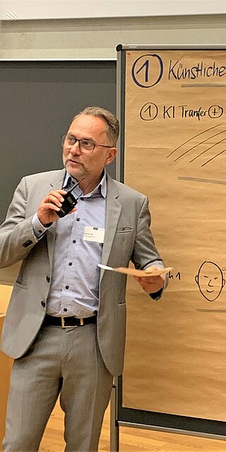 Dr. Marcus Graf, geschäftsführender Leiter des IAFW, gab einen Einblick in die vielfältigen Möglichkeiten mit der OTH Regensburg zu kooperieren. Foto: OTH Regensburg/Karina Amann