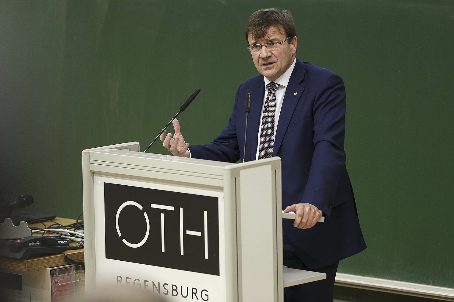 Michael Eibl, Direktor der Katholischen Jugendfürsorge der Diözese Regensburg e.V. spricht im Namen der Förderer des Deutschlandstipendiums.