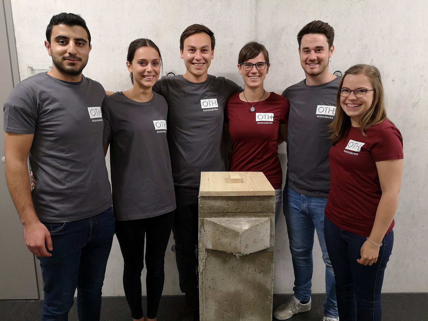 Am Projekt beteiligte Studierende: (von links) Abdullah al Mokdad, Mimoza Kelmendi, Kevin Ostermann, Sarah Meyer, Jonas Wagner, Marie-Luise Plewka und im Vordergrund der Prototyp des Wasserfilters. Foto: Prof. Andreas Ottl