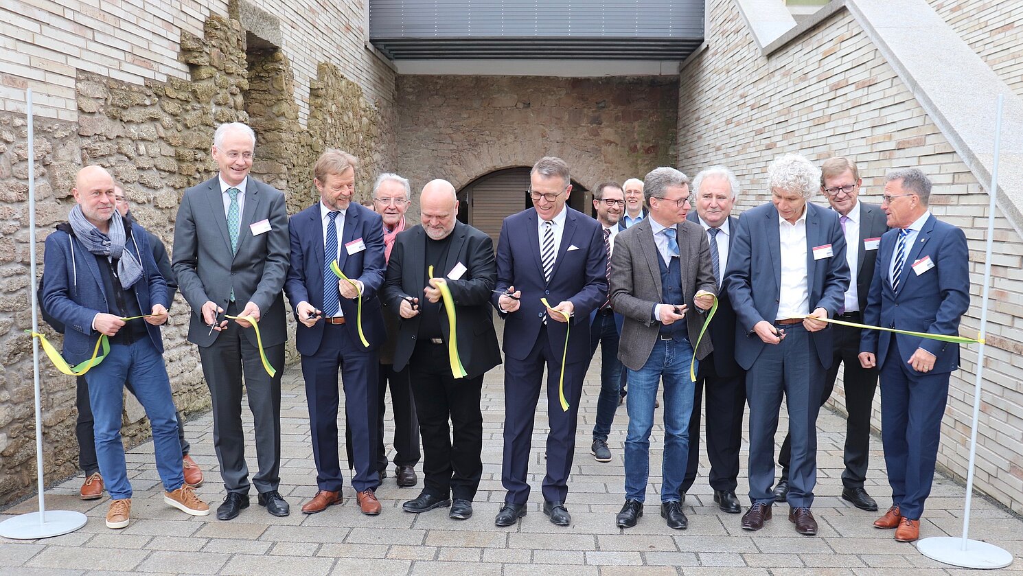 Beim Banddurchschnitt zur feierlichen Eröffnung des neuen Lernstandorts der OTH Regensburg in Tirschenreuth. Von links: Christian Brückner von Brückner & Brückner Architekten, Prof. Dr. Karl Stoffel, Prof. Dr. Wolfgang Baier, Peter Brückner, Franz Stahl, Bernd Sibler, Wolfgang Lippert und MdB a.D. Reiner Meier.