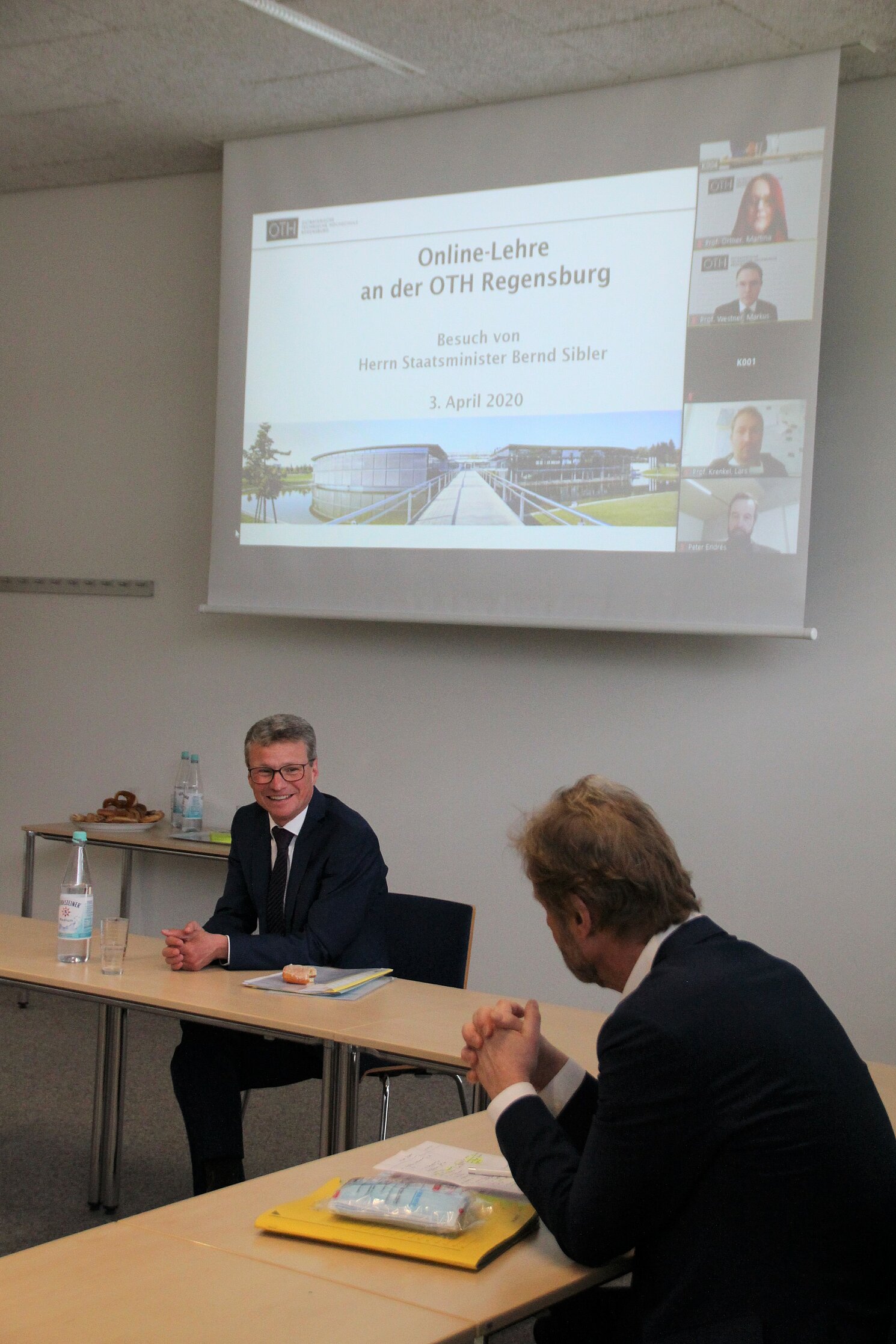 Wissenschaftsminister Bernd Sibler (li.) und der Präsident der OTH Regensburg Prof. Dr. Wolfgang Baier (re.) kurz vor einem per Videokonferenz live übertragenen Repetitorium.