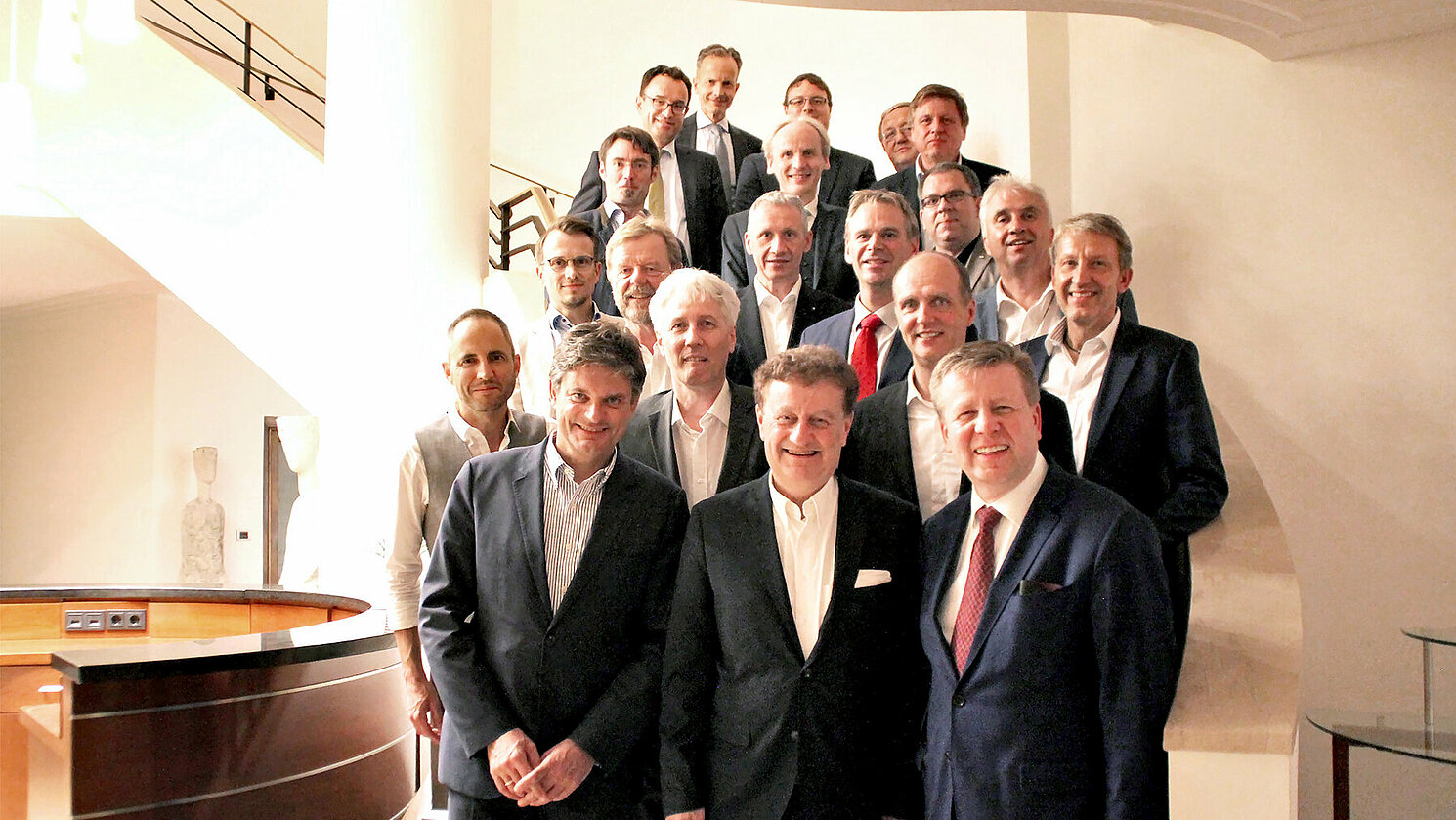 Die Teilnehmer des „Salon im Charles“ mit Robert Brannekämper, MdL (vorne rechts), Prof. Dr. Wolfgang Baier (3. Reihe 2. von links), Präsident der OTH Regensburg, Prof. Dr. Wolfgang Mauerer (4. Reihe links), Prof. Dr. Jürgen Mottok (3. Reihe rechts) und Prof. Dr. Rudolf Bierl (2. Reihe rechts), alle OTH Regensburg.