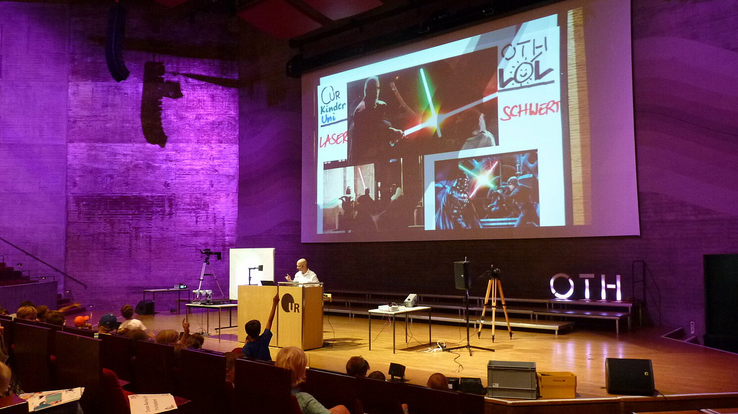Prof. Dr. Heiko Unold führte die vielfältigen Möglichkeiten von Licht mit Hilfe der mitgebrachten Apparaturen vor, um die Kinder am Ende zum Thema Laserschwert oder Lichtschwert zu führen. 