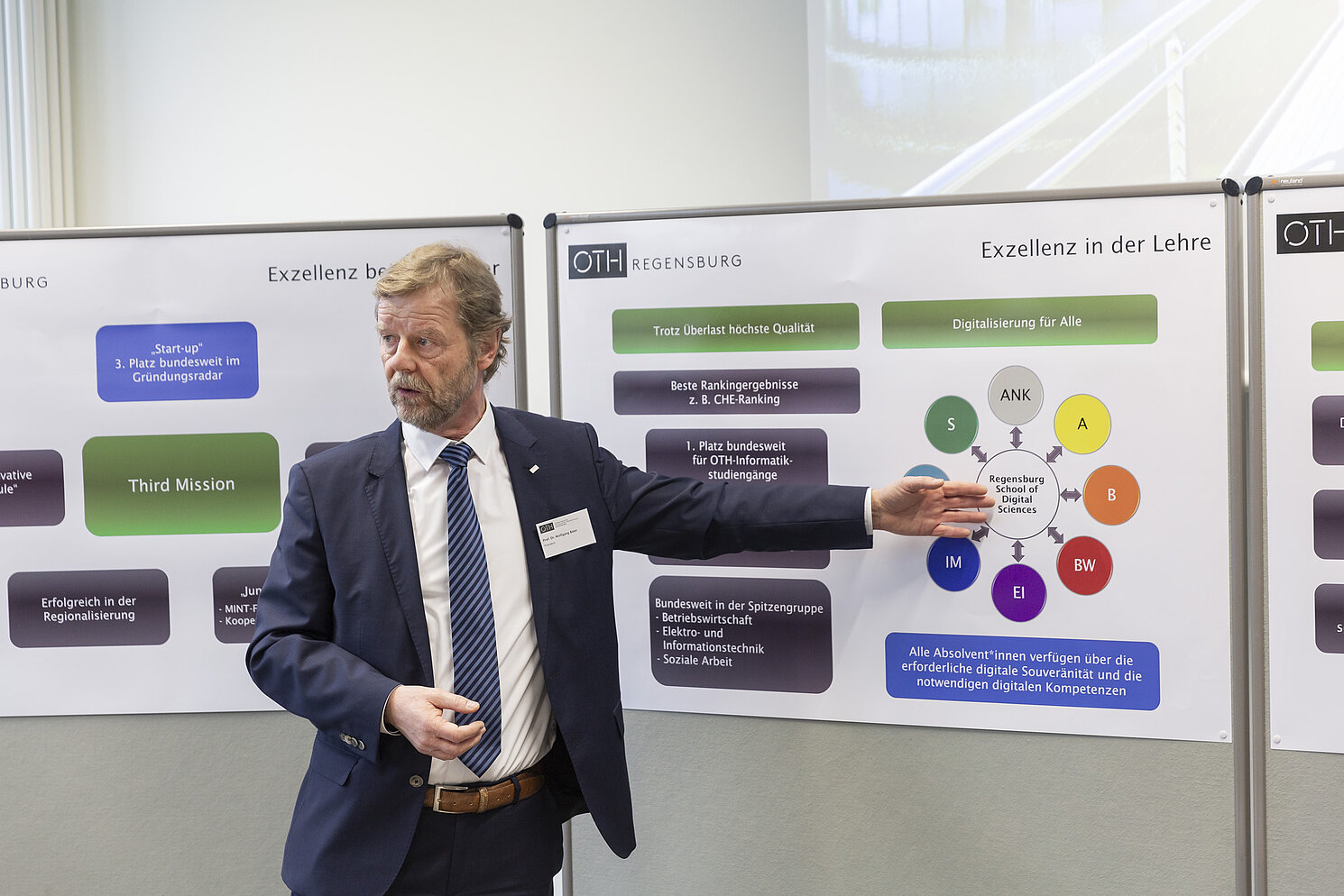Prof. Dr. Wolfgang Baier, Präsident der OTH Regensburg, stellt zum Besuch von Ministerpräsident Söder die OTH Regensburg vor.