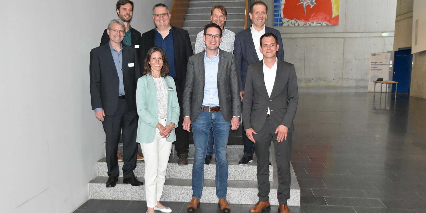 Participants of the Treffpunkt Hochschule, from left to right, back: Johannes Eller (OTH Regensburg), Josef Bayer (Max Bögl), Klaus Schedlbauer (Kompetenz-Netzwerk Mechatronik Ostbayern), Wolfgang Tauber (Bayernwerk Netz GmbH); front: Prof. Dr.-Ing. Oliver Brückl (OTH Regensburg), Andrea Bayer (IHK Regensburg), Tobias Galli (Kompetenz-Netzwerk Mechatronik Ostbayern), Thomas Genosko (IHK Regensburg)