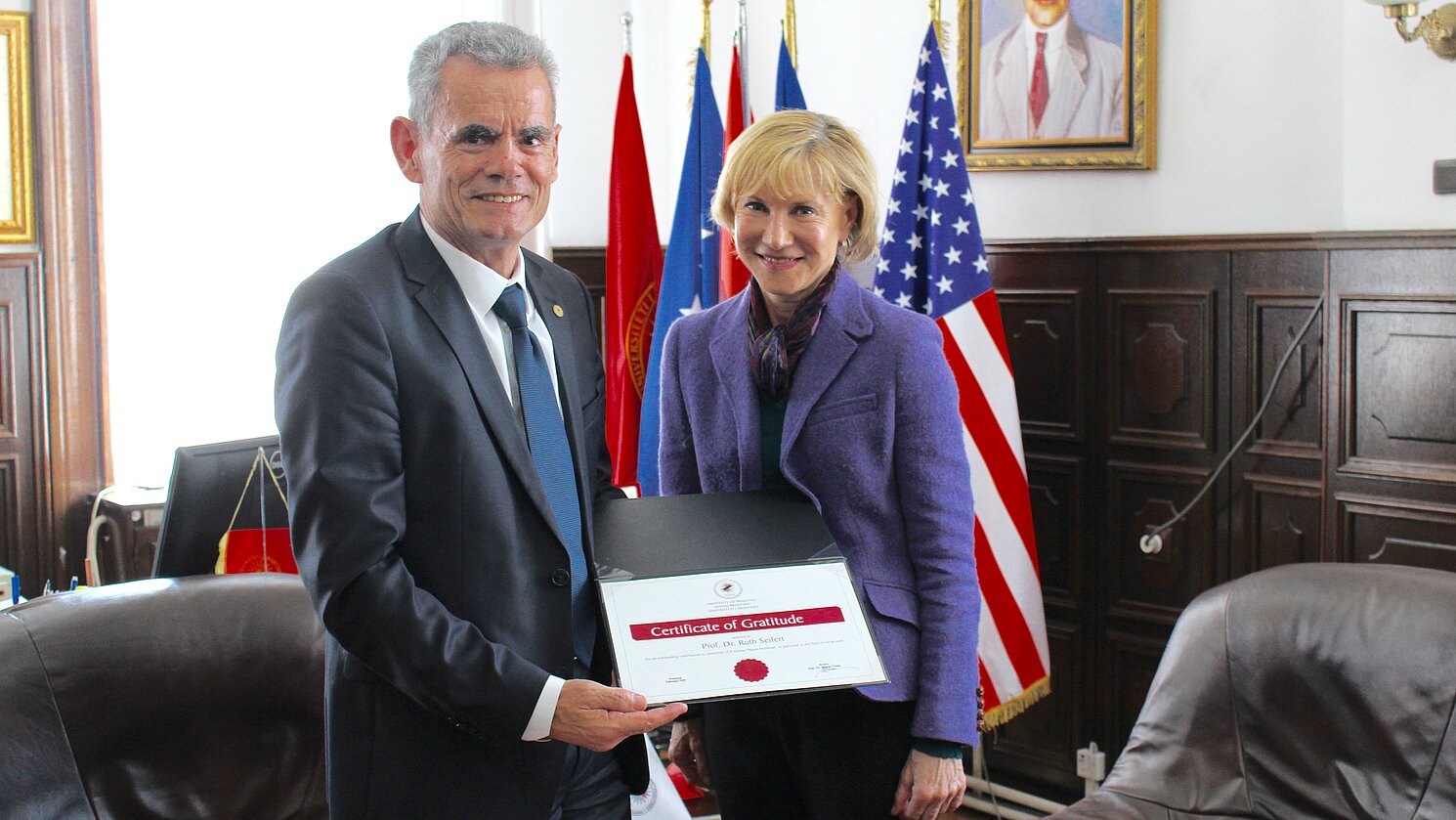 Von links: Der Rektor der Universität Prishtina, Prof. Dr. Marjan Dema, überreicht Prof. Dr. Ruth Seifert von der Fakultät Angewandte Sozial- und Gesundheitswissenschaften eine Ehrenurkunde für ihr jahrelanges Engagement.
