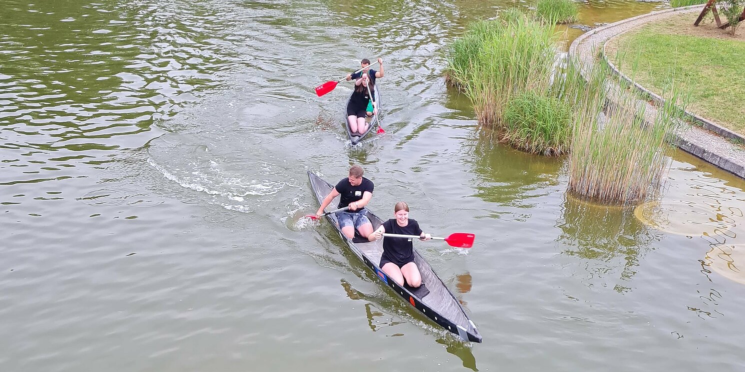 Zwei Kanus auf dem Wasser.