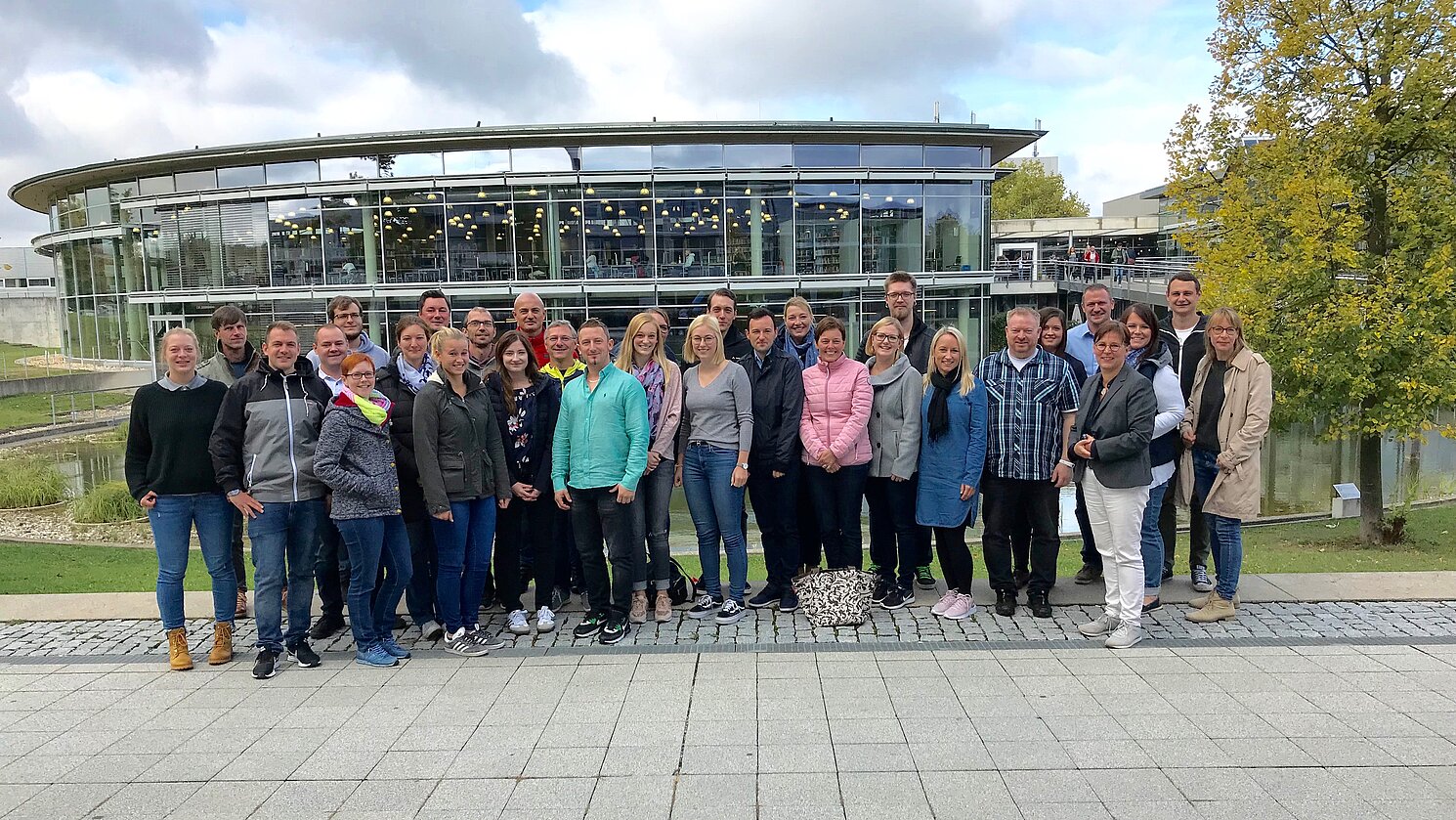 Die Studienanfängerinnen und -anfänger des berufsbegleitenden Bachelors Pflegemanagement mit Studiengangleiterin Prof. Dr. Annette Meussling-Sentpali (4. von rechts) und ZWW-Senior-Referentin Petra Schmöller (1. von links).