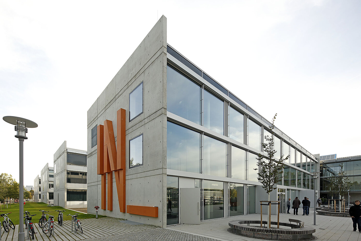 Seit zwei Wochen ist das 33,7 Millionen teure, neue Haus der Technik am Campus in Betrieb. Eingezogen und damit von Prüfening an den Campus umgezogen sind die Fakultät Bauingenieurwesen und die Fakultät Allgemeinwissenschaften und Mikrosystemtechnik. F