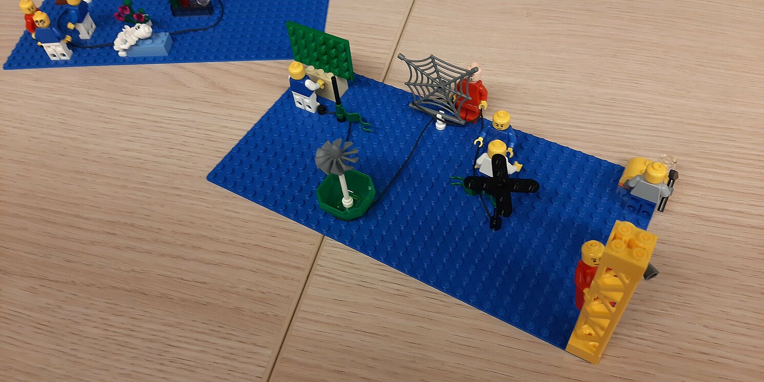 Blaue Legoplatten mit aufgebauten Szenarien