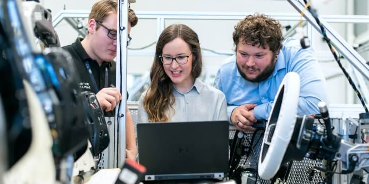 Arbeitsbasiertes Lernen ist für Unternehmen genauso ein Thema wie für berufsbildende Einrichtungen. Foto: Ana Medibil