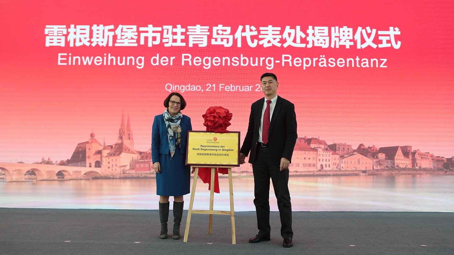 Die Bürgermeisterin der Stadt Regensburg Gertrud Maltz-Schwarzfischer (links) bei der Eröffnung des Repräsentanzbüros im Sino-German-Ecopark in Qingdao Ende Februar 2019.