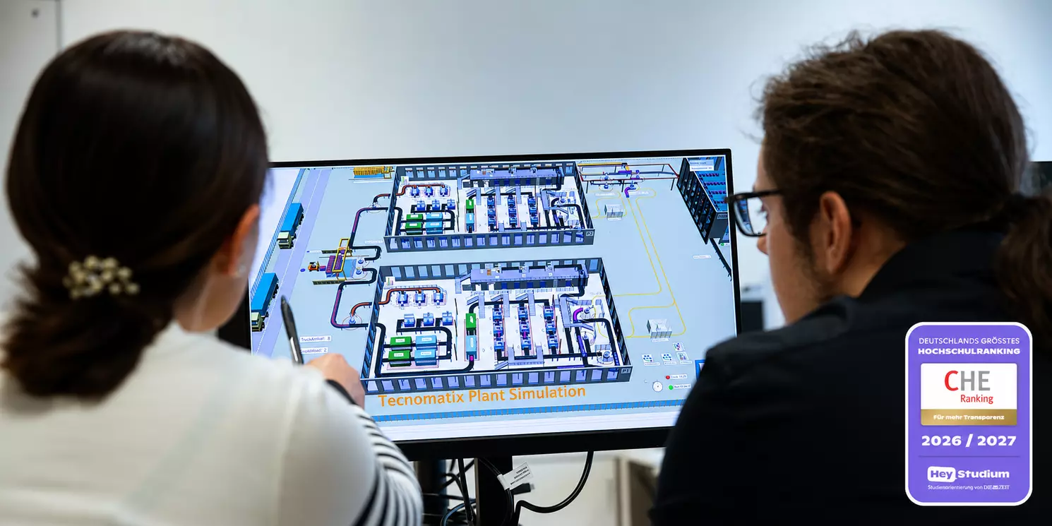 Zwei Personen vor einem Monitor