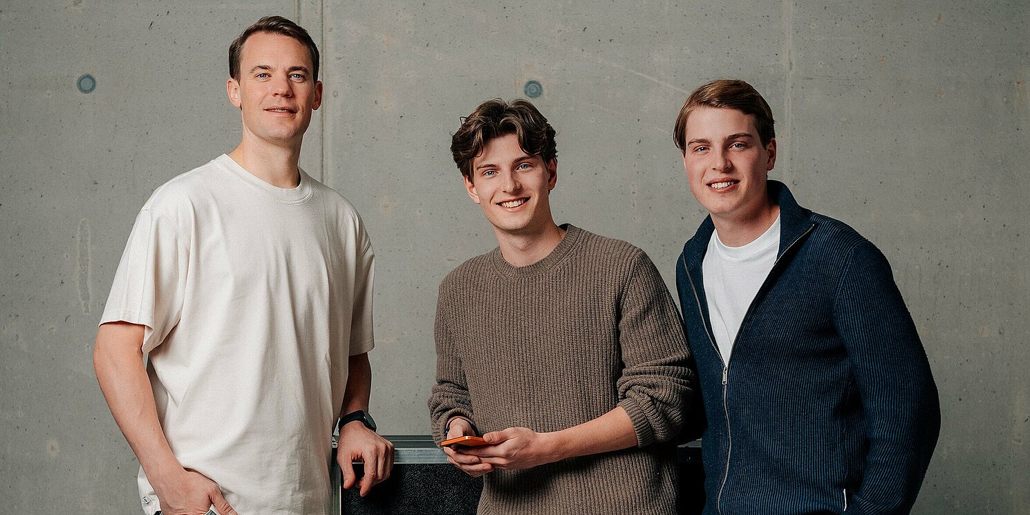 Fußballweltmeister und Familienvater Manuel Neuer (links) unterstützt das Gründerteam Moritz (Mitte) und Jannis Hutzler von Kidgonet, die mit ihrer App mehr Sicherheit für Kinder im digitalen Raum schaffen. Foto: Kidgonet/Patrick Zeitler