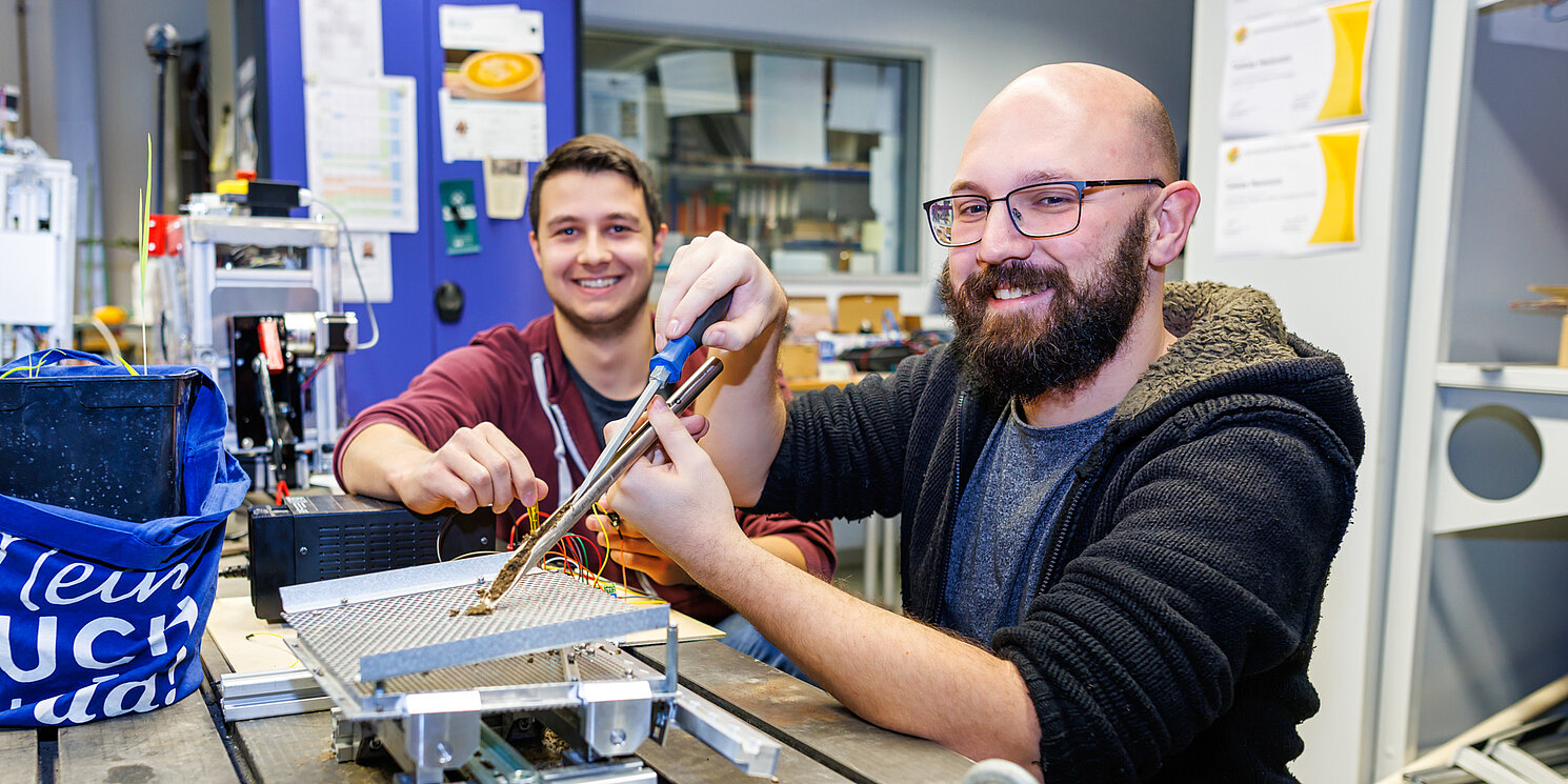 Zwei Studenten bei Arbeiten im Labor Mess- und Steuerungstechnik