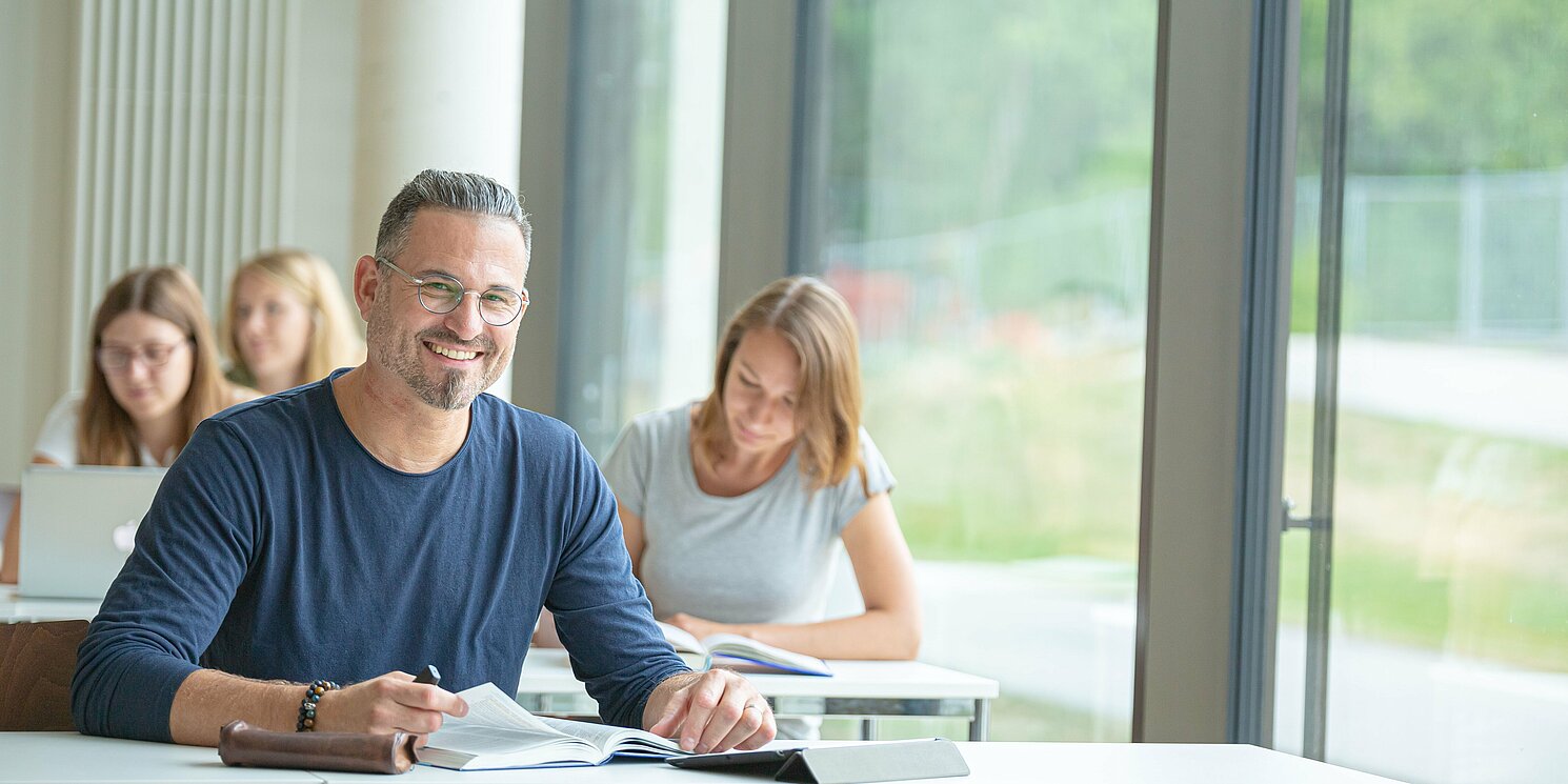 Über die berufsbegleitenden Bachelor- und Masterstudiengänge der OTH Regensburg informiert der virtuelle Info-Abend am Mittwoch, 8. Februar 2023. Foto: suma film GmbH/Sebastian Bockisch