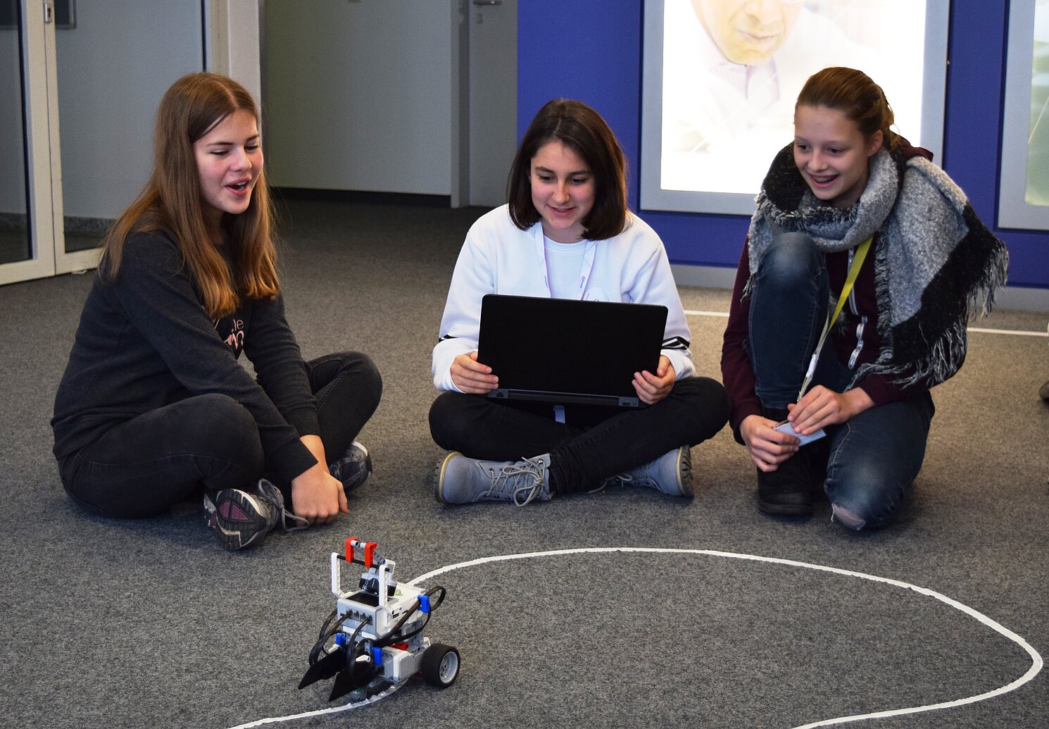 Ein Mädels-Trio und die Begeisterung über das selbst programmierte Fahrzeug. Ein Mädels-Trio und die Begeisterung über das selbst programmierte Fahrzeug.