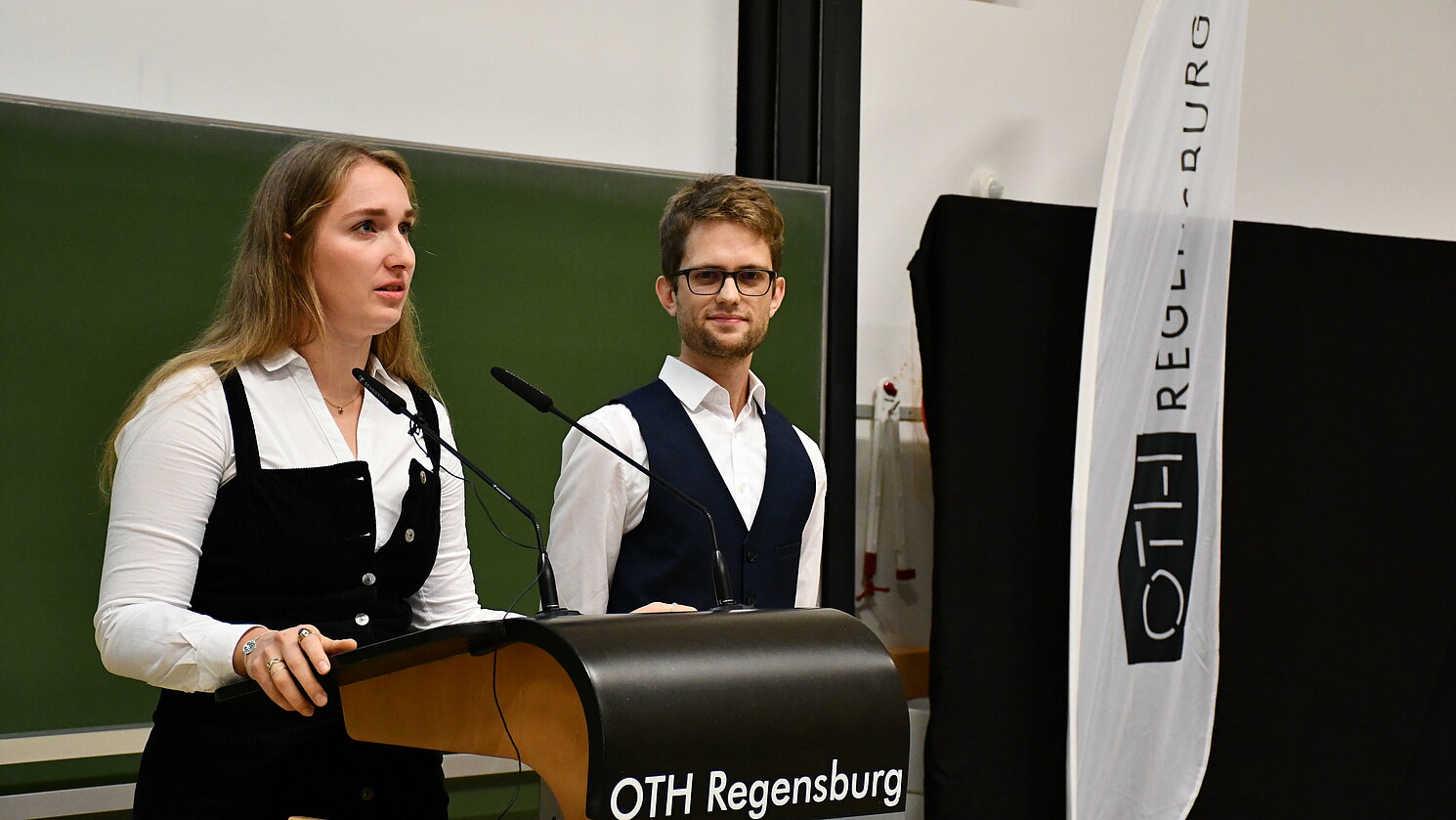 Elisabeth Hockemeyer und Paul Koperski von der Studierendenvertretung rückten Nachhaltigkeit und Diversität an der OTH Regensburg in den Fokus ihrer Begrüßung. Foto: OTH Regensburg/Michael Hitzek