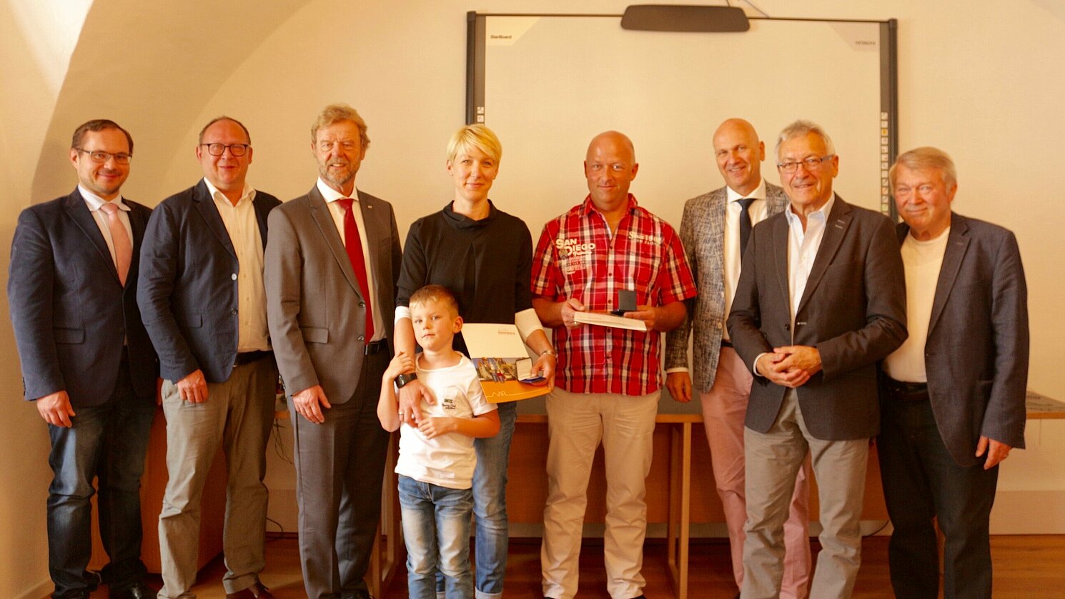 Von links: Dr. Tobias Hammerl (Aventinum), Prof. Dr. Wolfram Backert, Prof. Dr. Wolfgang Baier, Preisträgerin Martina Gruber-Paul mit Sohn Leopold, Preisträger Hubert Zeilbeck, Dr. Uwe Brandl, Wolfgang Glas und Heinrich Tauer.