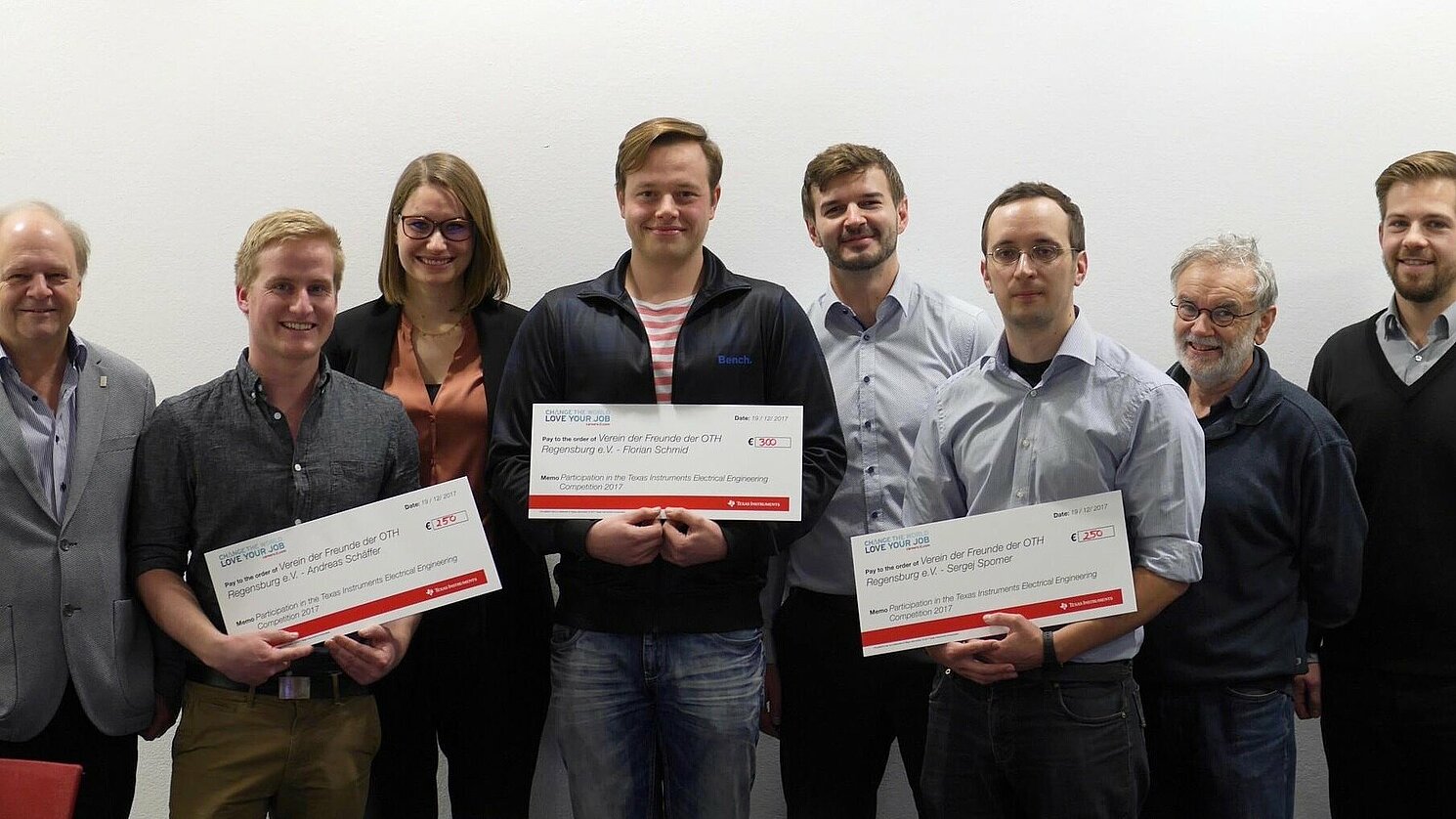 Die Preisträger mit Professoren und dem Team von Texas Instruments: (von links) Prof. Dr. Roland Mandl, Andreas Schäffer, Theresa Gmey, Florian Schmid, Gregor Fleischhauer, Sergej Spomer, Prof. Dr. Hans Meier, Markus Fleck. Foto: OTH Regensburg