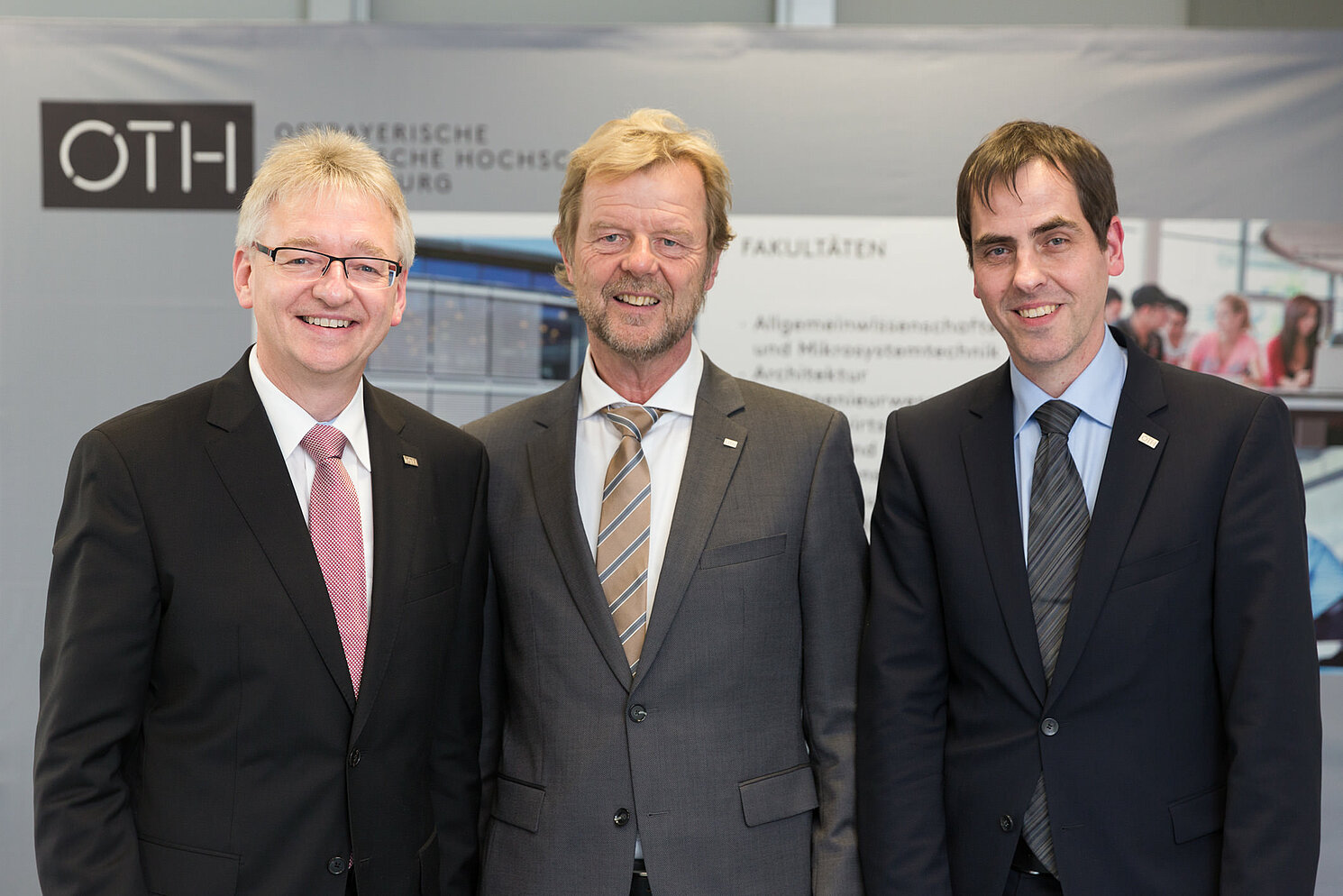 Helmut Matschi, Vorsitzender des Hochschulrats (links), und Prof. Dr. Ralph Schneider, Vorsitzender des Senats, mit dem wiedergewählten Präsidenten Prof. Dr. Wolfgang Baier (Mitte). Fotos: OTH Regensburg / Paul Mazurek