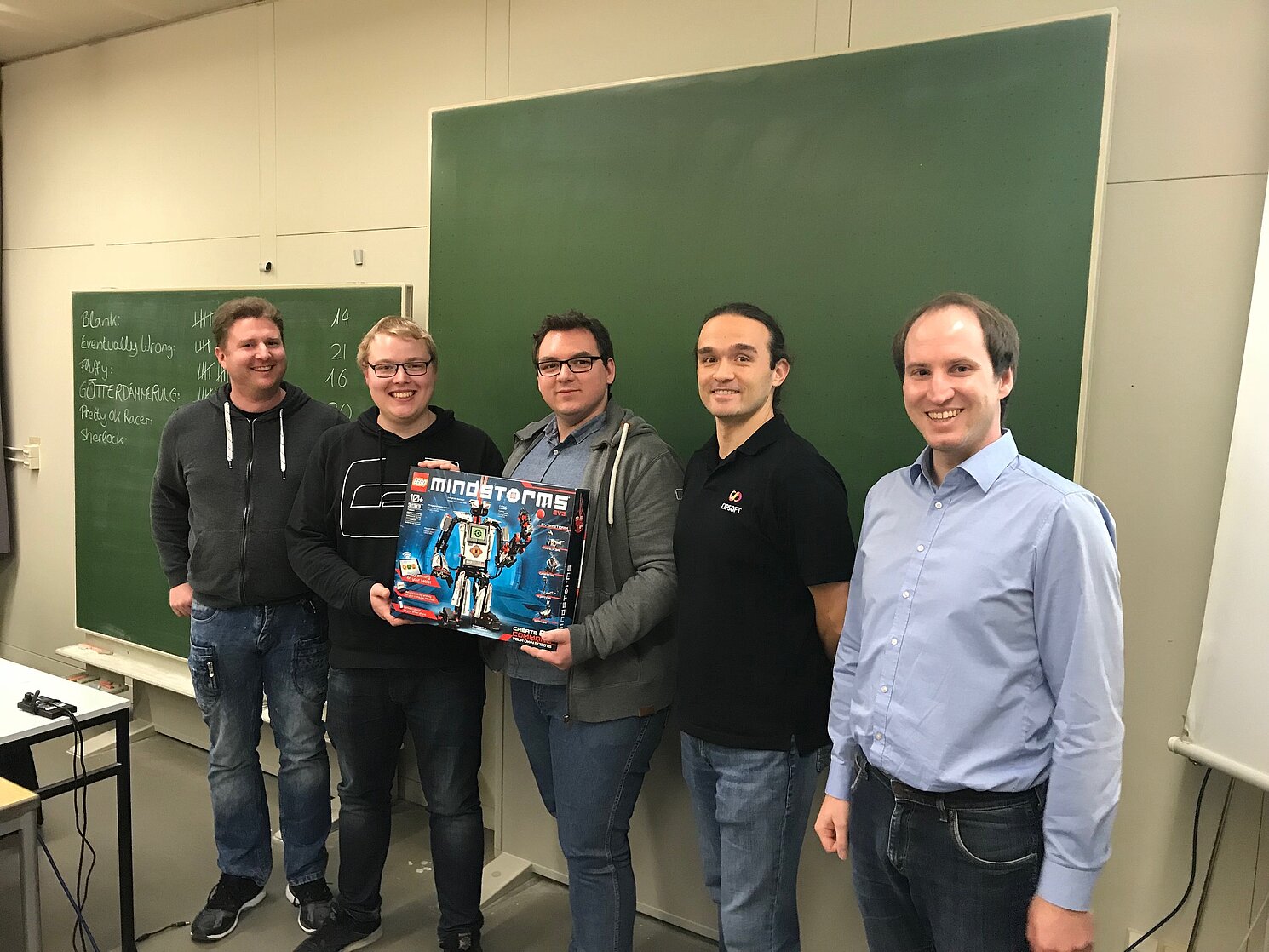 Den Siegern wird der Hauptpreis überreicht: (v.l.) Matthias Reinhardt, (CipSoft GmbH), die Gewinner Michael Neu und Robert Kobiella, Raymund Fülöp (Universität Regensburg), Wolfgang Scholz (IfTA GmbH). Foto: Prof. Dr. Carsten Kern, OTH Regensburg Den Siegern wird der Hauptpreis überreicht: (v.l.) Matthias Reinhardt, (CipSoft GmbH), die Gewinner Michael Neu und Robert Kobiella, Raymund Fülöp (Universität Regensburg), Wolfgang Scholz (IfTA GmbH). Foto: Prof. Dr. Carsten Kern, OTH Regensburg