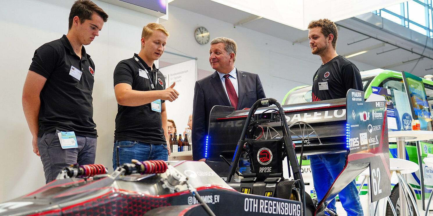 Der Elektrorennwagen des Dynamics e.V. war ein Hingucker auf der IAA Mobility. Foto: StMB (Bayerisches Staatsministerium für Wohnen, Bau und Verkehr)