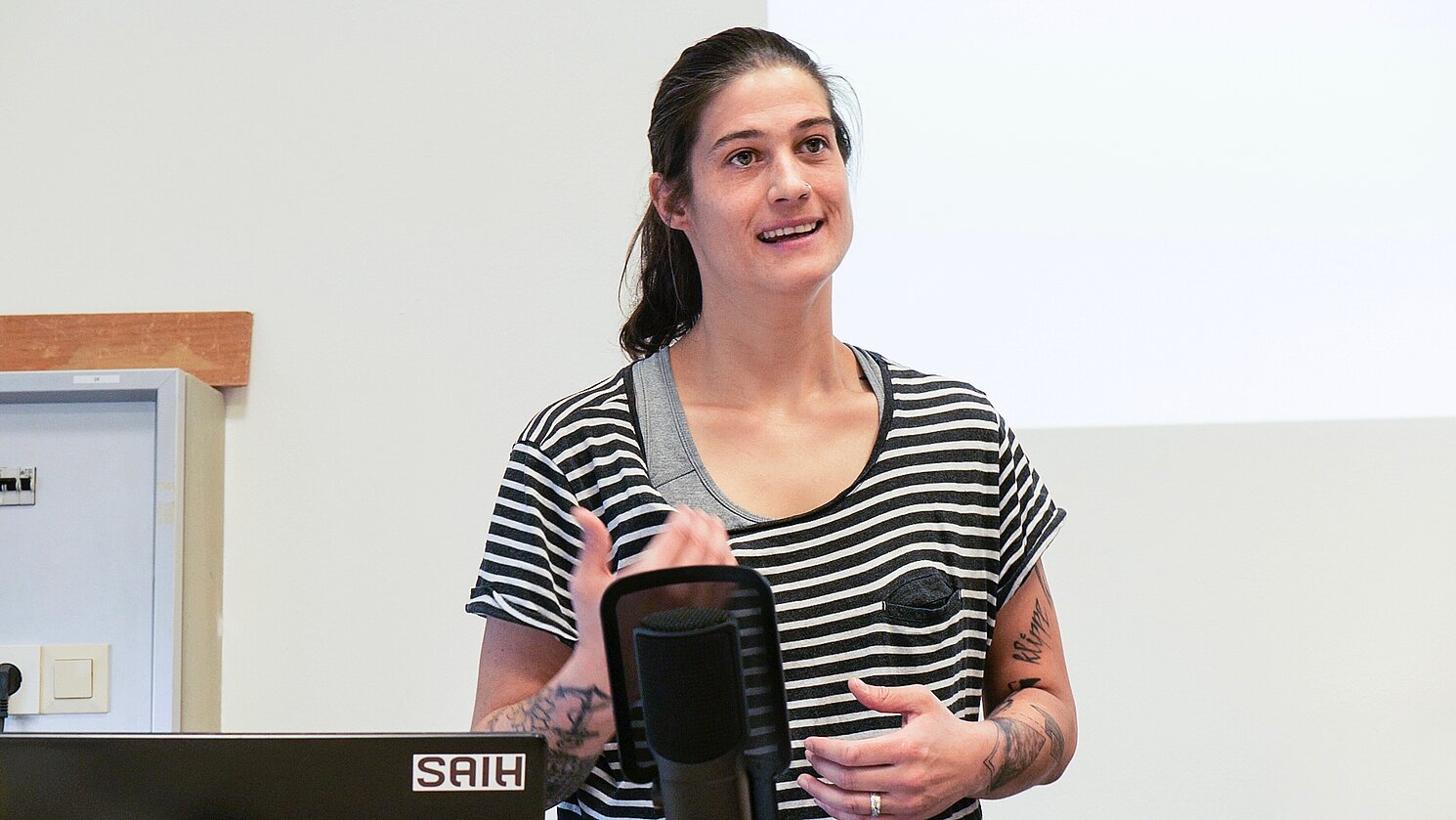 Gastdozentin Maren Stinessen Bøe aus Norwegen war vom 4. bis 15. November 2019 für einem Lehrauftrag an der OTH Regensburg, wo sie unter anderem über konkrete Projekte aus der Sozialen Arbeit sprach und die Studierenden mit ihrer lebendigen Darstellung begeisterte.